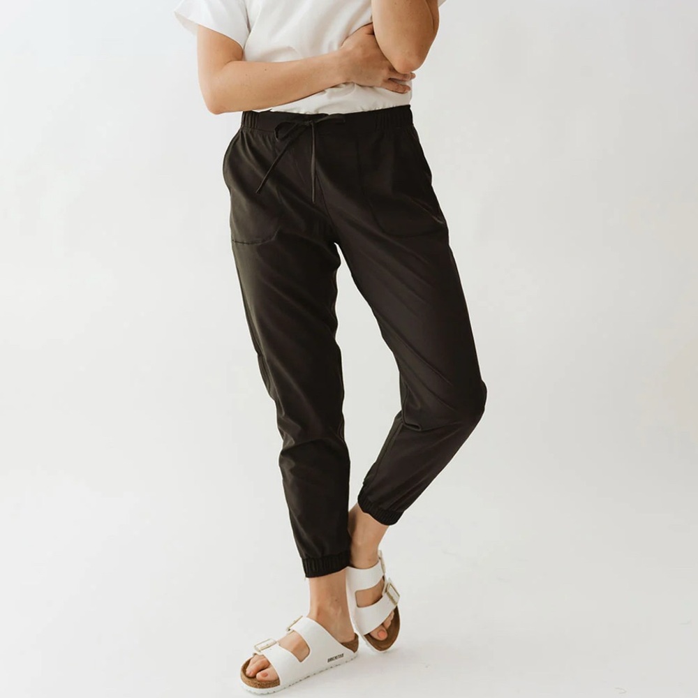 Albion Fit Jetsetters Joggers
Women's Size XS | Black